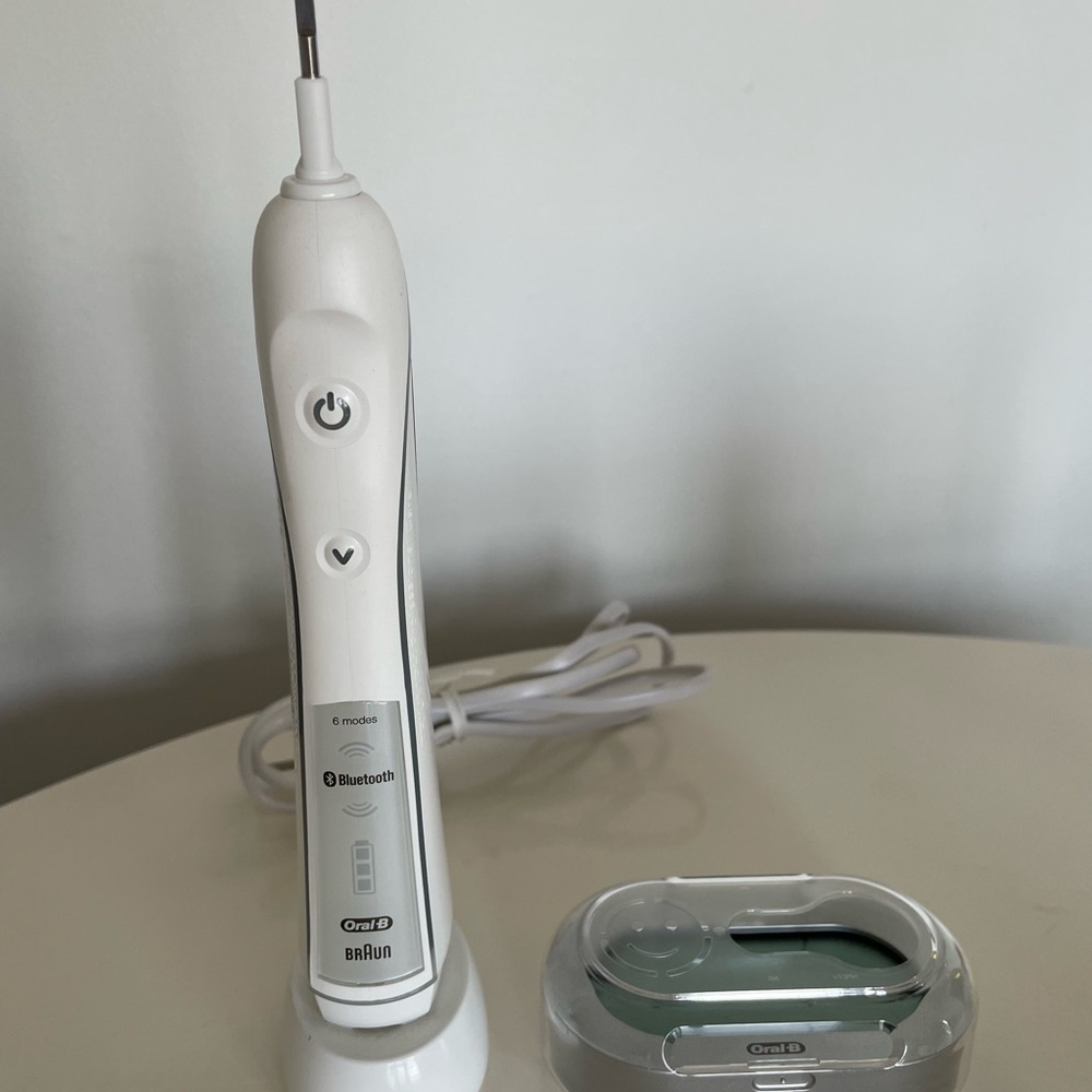 NWOT Oral B Pro 7000 Electronic Toothbrush